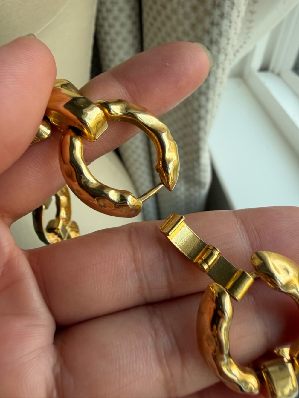 Vintage | Hammered Chunky Textured Gold Link Circle Statement 17.5” Necklace - Picture 4 of 13